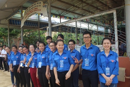 Bà Biden (trái) cười vui vẻ khi xem tiết mục biểu diễn của học sinh