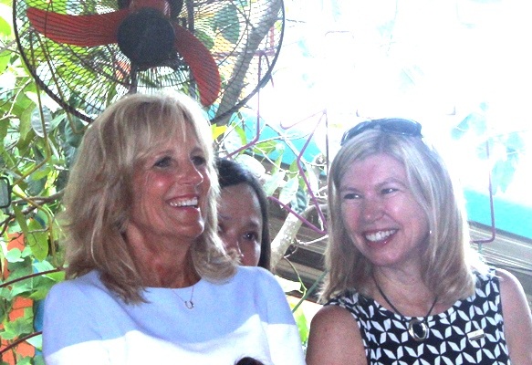 Bà Biden (trái) cười vui vẻ khi xem tiết mục biểu diễn của học sinh