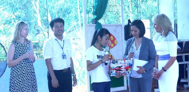 Bà Biden nhận quà tặng của các em học sinh tại trung tâm