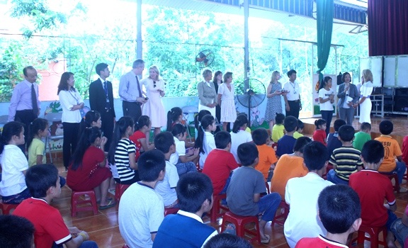 Bà Biden (trái) cười vui vẻ khi xem tiết mục biểu diễn của học sinh