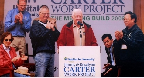 Khách xem triển lãm