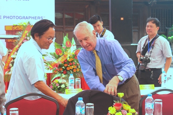Chủ tịch Hội Việt-Mỹ Nguyễn Tâm Chiến và cựu Đại sứ Mỹ tại Việt Nam Pete Peterson