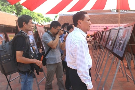 Khách xem triển lãm