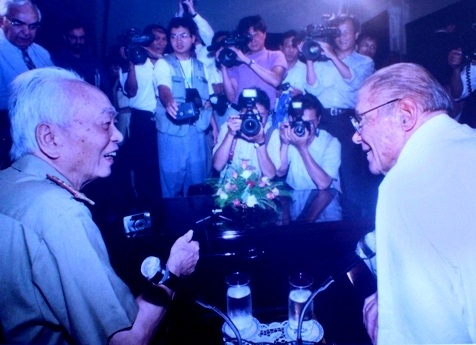 Hai người lính, Tp. Hồ Chí Minh (7/2006) (Ảnh: Huỳnh Trí Dũng)