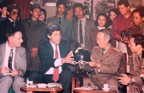 Quà tặng sau chiến tranh! (Ảnh: Nguyễn Anh Tuấn)