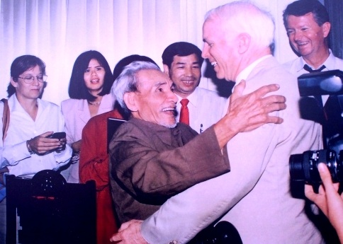 Khách xem triển lãm