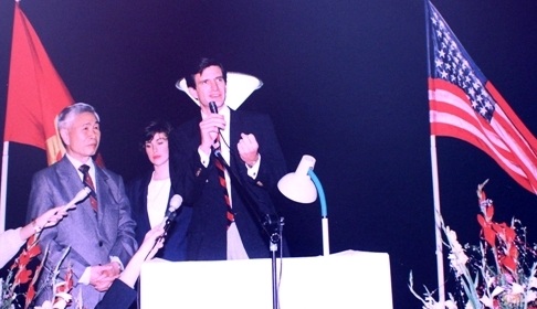 Khách xem triển lãm