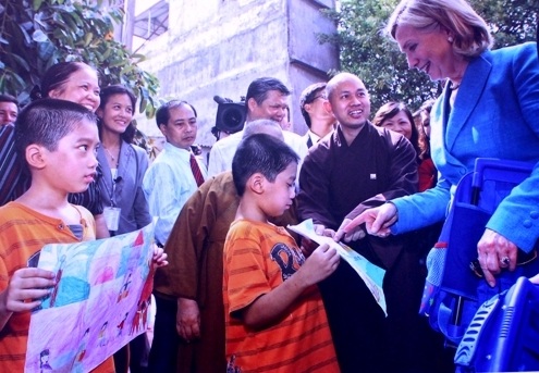 Khách xem triển lãm