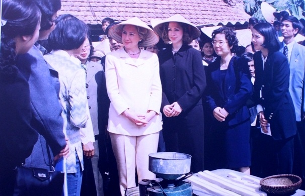 Khách xem triển lãm