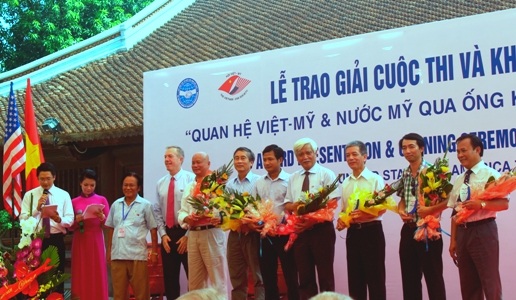 Đại sứ Mỹ tại Việt Nam Ted Osisus (thứ 4 từ trái sang) tặng hoa Ban Giám khảo cuộc thi