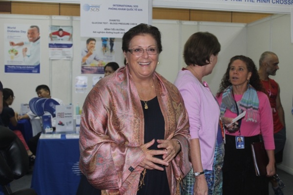 Đại biện lâm thời Đại sứ quán Hoa Kỳ tại Việt Nam, bà Claire Pierangelo tại Hội chợ Y tế