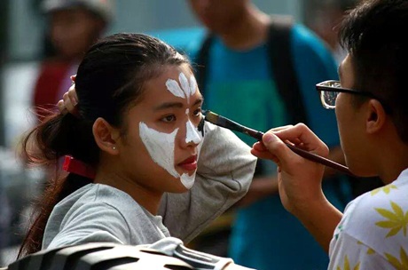 Nghệ sỹ Đào Anh Khánh khuấy động không khí Halloween tại Hà Nội - 2 Bạn trẻ hóa trang chuẩn bị cho Lễ hội Halloween 2014