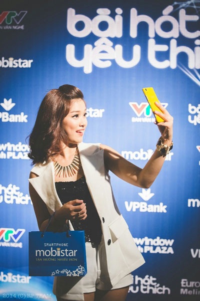 Hoàng Yến Chibi: “Mẹ khóc khi Yến gãy tay vẫn đi hát” - 3 Hoàng Yến chibi rất thích thú với camera selfie 5.0 MP của smartphone
LAI 504c Mobiistar