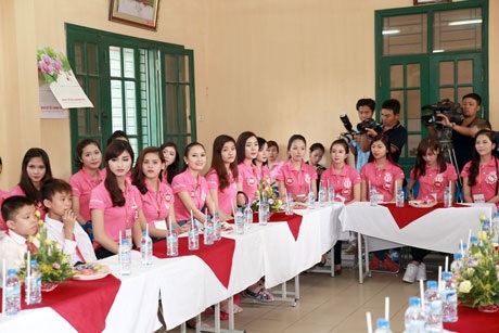 Thí sinh Hoa hậu Việt Nam tươi xinh đi từ thiện - 1 <b style=mso-bidi-font-weight:
normal>Nguyễn Hằng