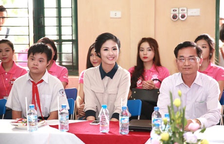 Thí sinh Hoa hậu Việt Nam tươi xinh đi từ thiện - 2 <b style=mso-bidi-font-weight:
normal>Nguyễn Hằng