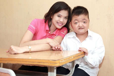 Thí sinh Hoa hậu Việt Nam tươi xinh đi từ thiện - 3 <b style=mso-bidi-font-weight:
normal>Nguyễn Hằng