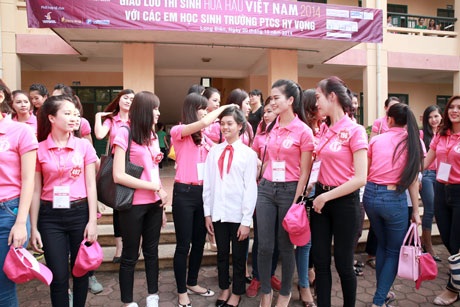 Thí sinh Hoa hậu Việt Nam tươi xinh đi từ thiện - 7 <b style=mso-bidi-font-weight:
normal>Nguyễn Hằng