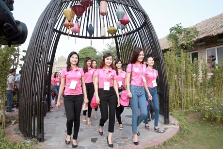 Thí sinh Hoa hậu Việt Nam tươi xinh đi từ thiện - 9 <b style=mso-bidi-font-weight:
normal>Nguyễn Hằng