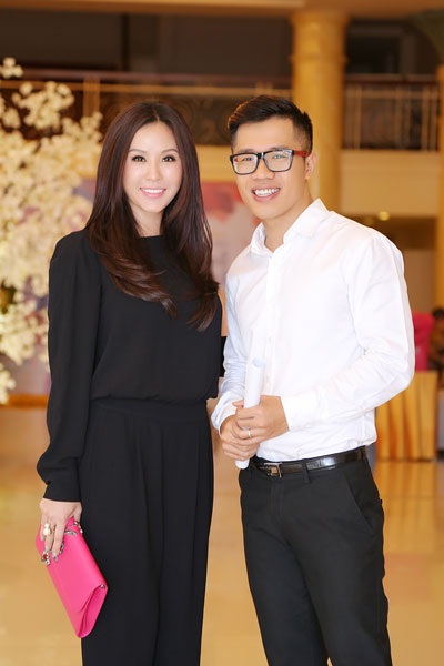 Hoa hậu Thu Hoài trẻ trung với ví cầm tay sành điệu - 8 <b style=mso-bidi-font-weight:
normal>Hà Thanh