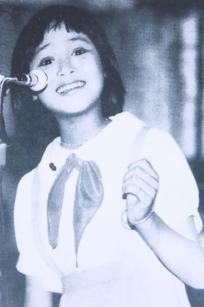 Thanh Lam lúc 11 tuổi với đôi mắt to tròn, khuôn mặt hồn nhiên, ngây thơ