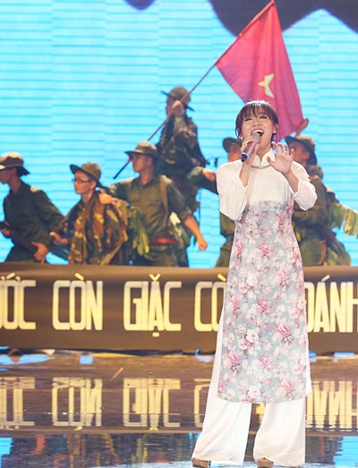 Thể hiện Nhớ về Hà Nội, Văn Mai Hương bị áp lực khi bị so sánh với Hồng Nhung