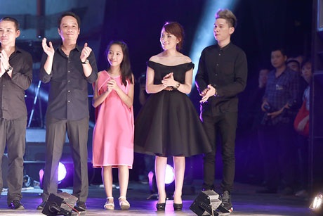Mỹ Linh rơi nước mắt khi hát “Mãi bên con” - 14 <b style=mso-bidi-font-weight:
normal>Hà Thanh