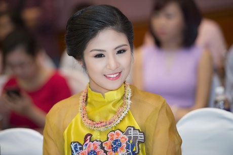 Hoa hậu, Á hậu Việt Nam khoe sắc - 3 Sau khi đăng quang Hoa hậu, Ngọc Hân chăm chút đến sắc vóc và ăn vận ngày càng đẹp hơn