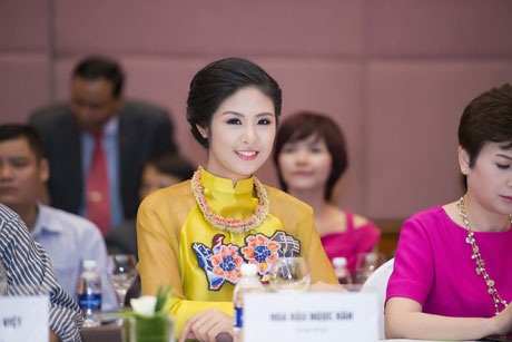 Hoa hậu, Á hậu Việt Nam khoe sắc - 4 Sau khi đăng quang Hoa hậu, Ngọc Hân chăm chút đến sắc vóc và ăn vận ngày càng đẹp hơn