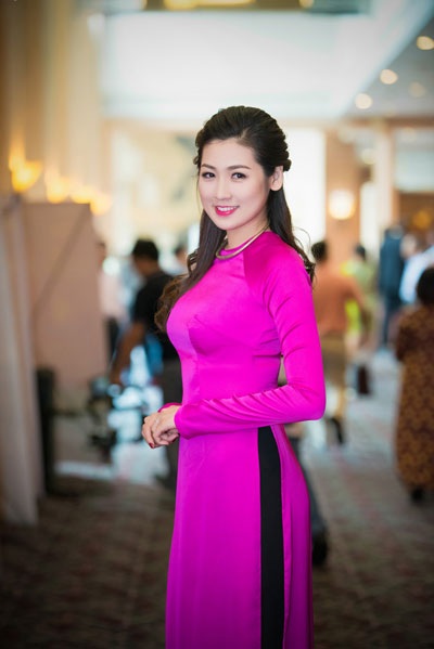 Hoa hậu, Á hậu Việt Nam khoe sắc - 13 Với tà áo dài màu tím, Tú Anh nổi bật với vẻ đẹp vừa dịu dàng, vừa trẻ trung, đầy sức sống