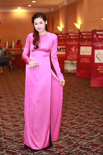 Vương miện của Hoa hậu Việt Nam 2014 đạt kỷ lục Guiness Việt Nam - 7 Một số hình ảnh Á hậu Thụy Vân, Á hậu Tú Anh và Hoa hậu Ngọc Hân trước buổi họp báo
