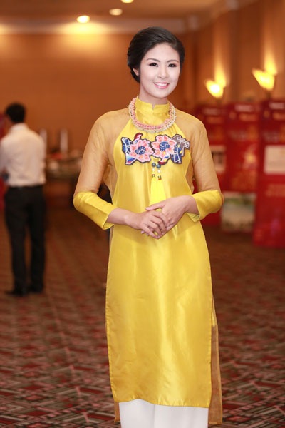 Vương miện của Hoa hậu Việt Nam 2014 đạt kỷ lục Guiness Việt Nam - 8 Một số hình ảnh Á hậu Thụy Vân, Á hậu Tú Anh và Hoa hậu Ngọc Hân trước buổi họp báo