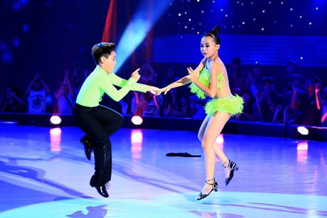 Nhiều nghệ sĩ thi “Khiêu vũ Thể thao thanh thiếu niên thủ đô 2014” - 4 Tuấn Phong - Hương Giang, cặp
đôi lọt vào chung kết Vũ điệu tuổi xanh 2014