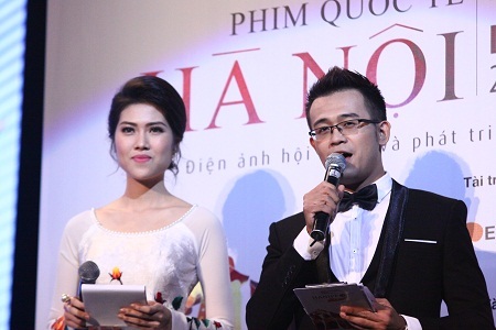 Hai MC của Lễ trao giải giới thiệu thành phần BGK