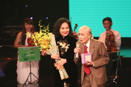 NSƯT Vũ Dậu song ca cùng con gái Khánh Linh nhạc phẩm
“Những ánh sao đêm”