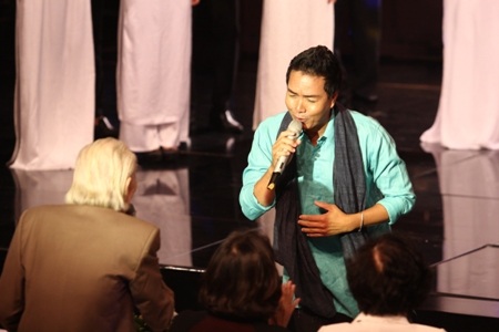 Nhạc sĩ Phan Huỳnh Điểu ngẫu hứng hòa giọng cùng ca sĩ Anh
Bằng trong “Hành khúc ngày và đêm”