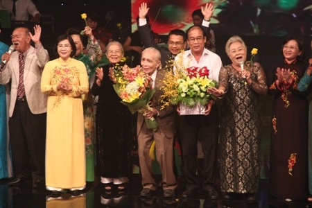 Nhạc sĩ Phan Huỳnh Điểu ngẫu hứng hòa giọng cùng ca sĩ Anh
Bằng trong “Hành khúc ngày và đêm”