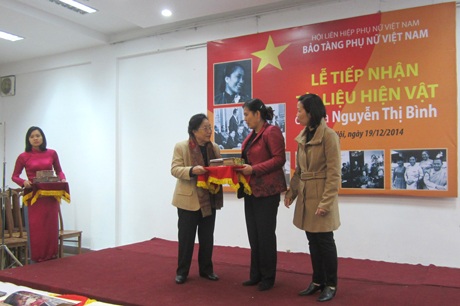 Nguyên Phó Chủ tịch nước Nguyễn Thị Bình trao hiện vật quý cho Bảo tàng Phụ nữ Việt Nam