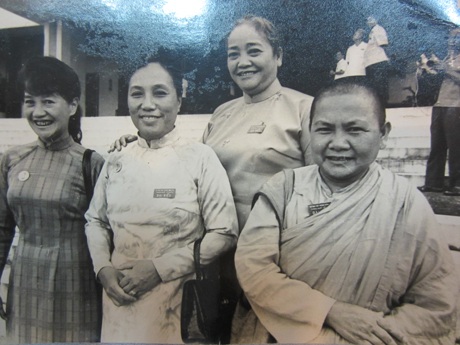 Bà Nguyễn Thị Bình kể lại những kỷ niệm liên quan đến  những tài liệu trao tặng