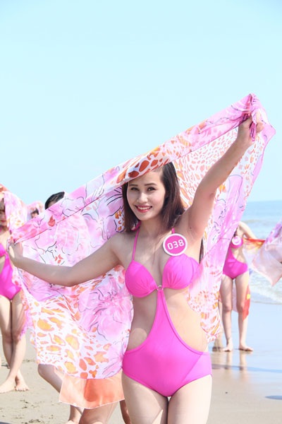 Người đẹp xứ Thanh khoe dáng trên biển - 7 <b style=mso-bidi-font-weight:
normal>Hà Thanh