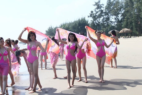 Người đẹp xứ Thanh khoe dáng trên biển - 13 <b style=mso-bidi-font-weight:
normal>Hà Thanh
