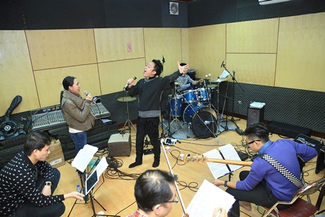 Tùng Dương- Nguyên Thảo nỗ lực tập cho liveshow “Áo mùa đông”