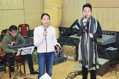 Tùng Dương- Nguyên Thảo nỗ lực tập cho liveshow “Áo mùa đông”