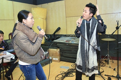Tùng Dương- Nguyên Thảo nỗ lực tập cho liveshow “Áo mùa đông”