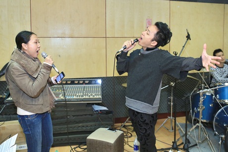 Tùng Dương- Nguyên Thảo nỗ lực tập cho liveshow “Áo mùa đông”