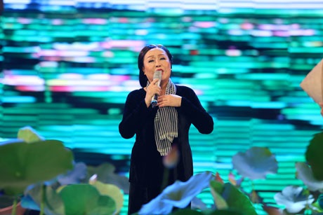 NSND Thu Hiền, Đan Trường dẫn đầu bình chọn Giai điệu Tự hào - 3 NSND Thu Hiền thể hiện ca khúc Những cô gái đồng bằng Sông Cửu Long