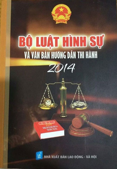 Cục Xuất Bản đình chỉ phát hành sách luật in hình diễn viên Công Lý - 2 Bìa cuốn sách luật in hình diễn viên Công Lý bị dư luận phản ứng