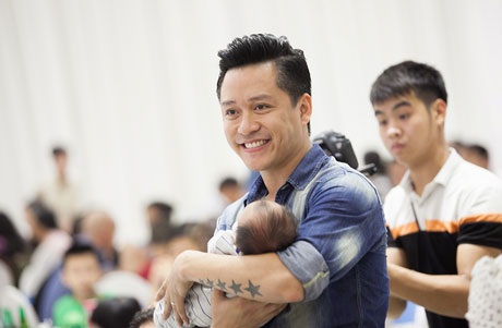 Tuấn Hưng tổ chức tiệc đầy tháng cho con trai - 2 Tuấn Hưng cưng nựng con trai, hạnh phúc khoe con trai với bạn bè đồng nghiệp