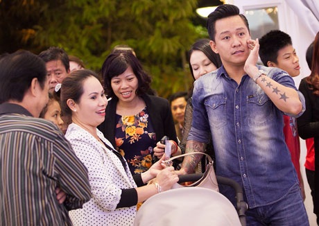 Tuấn Hưng tổ chức tiệc đầy tháng cho con trai - 7 Từ khi lên chức bố, nam ca sĩ rất tự hào và quan tâm tới con