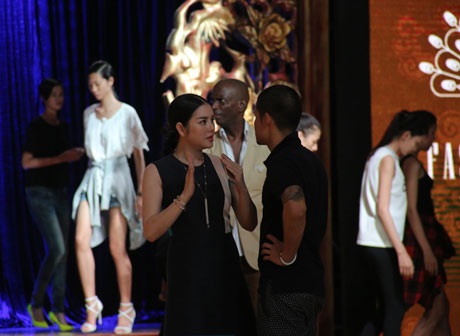 Lý Nhã Kỳ đi dép tông xẹp vẫn quyến rũ - 2 Lý Nhã Kỳ trao đổi cùng đạo diễn Việt Tú