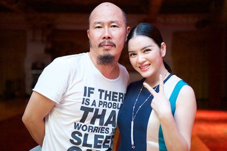 Lý Nhã Kỳ đi dép tông xẹp vẫn quyến rũ - 5 Lý Nhã Kỳ và nghệ sĩ Đinh Công Đạt